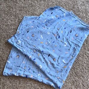 Momcozy light blue printed shape swaddle